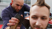 理髮師在表演用斧子為顧客理髮